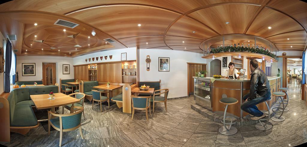 Hotel Maibad Випитено Екстериор снимка