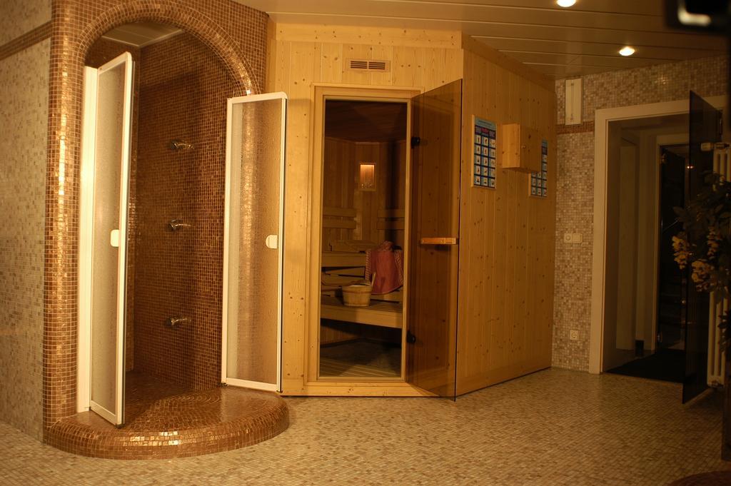 Hotel Maibad Випитено Екстериор снимка