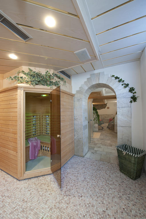 Hotel Maibad Випитено Екстериор снимка